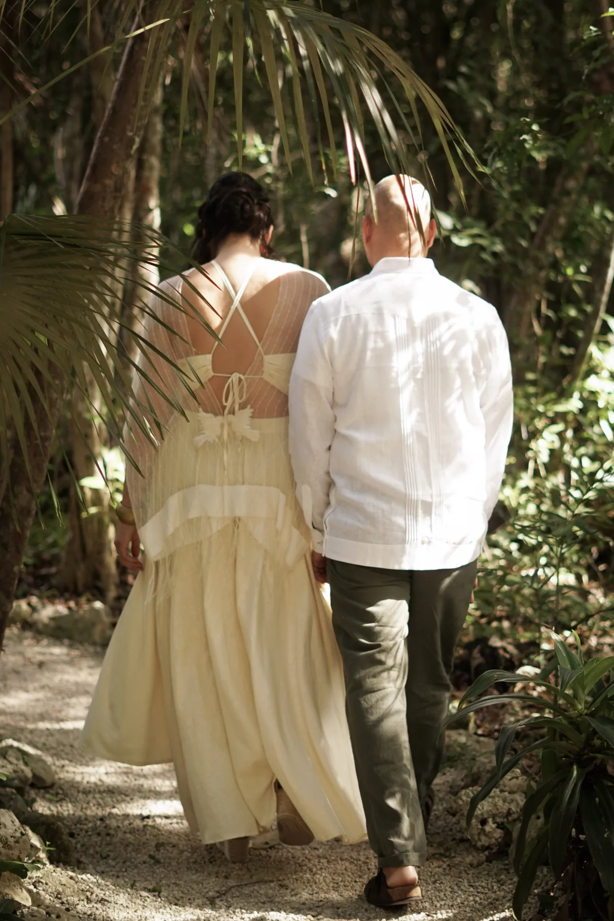 Pareja caminando por la selva maya en Casa Arkaana