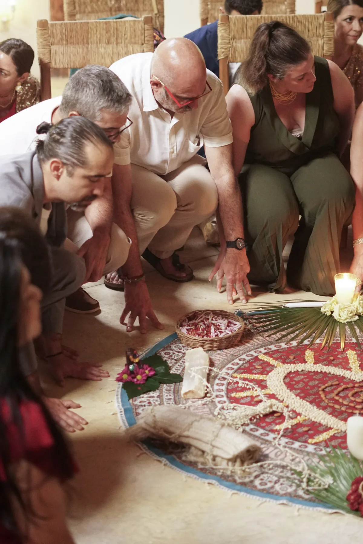 Altar ceremonial decorado con flores en Casa Arkaana