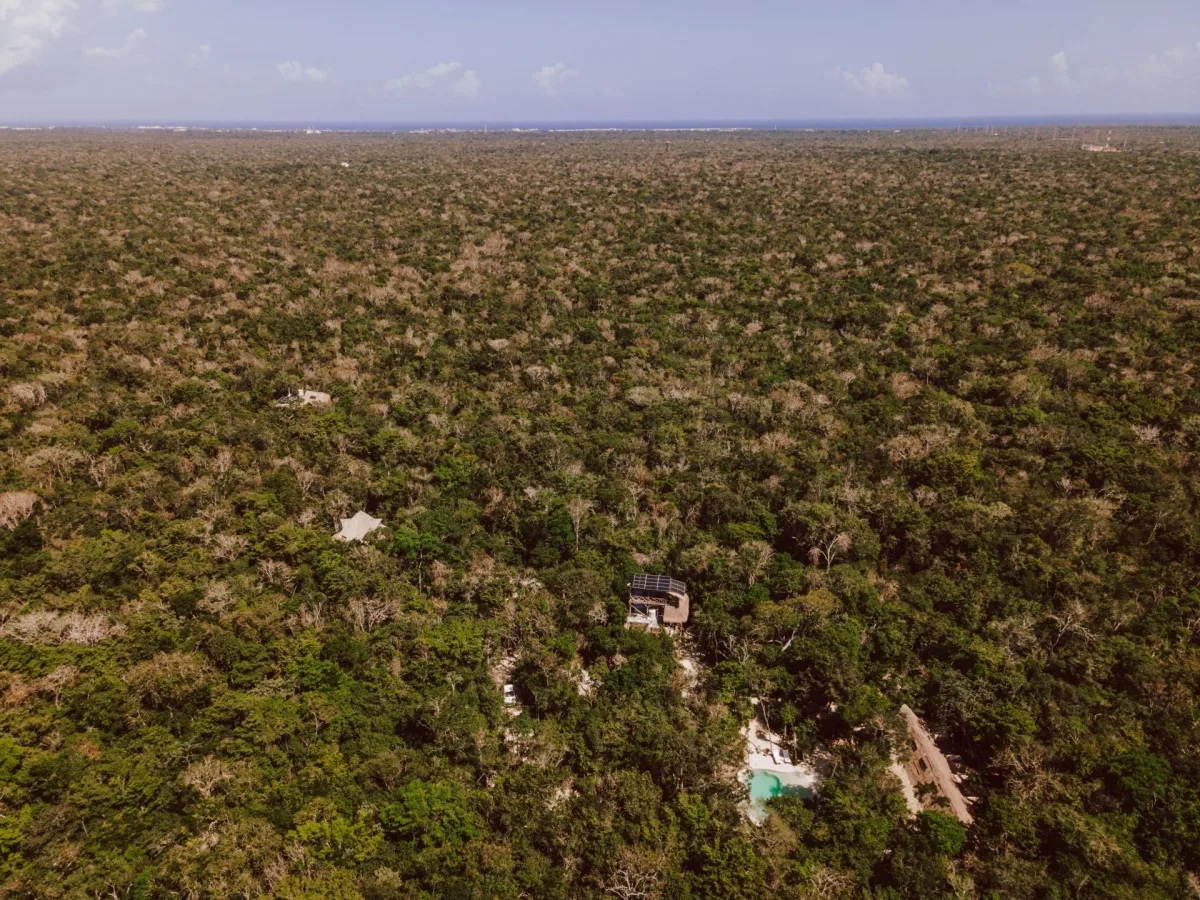 Vista aérea de Casa Arkaana en el corazón de la selva de Tulum