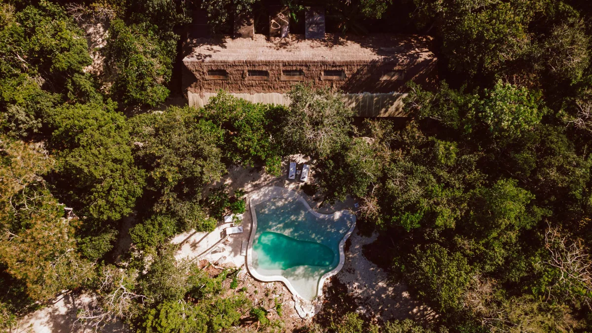 Vista aérea de Casa Arkaana entre la selva de Tulum