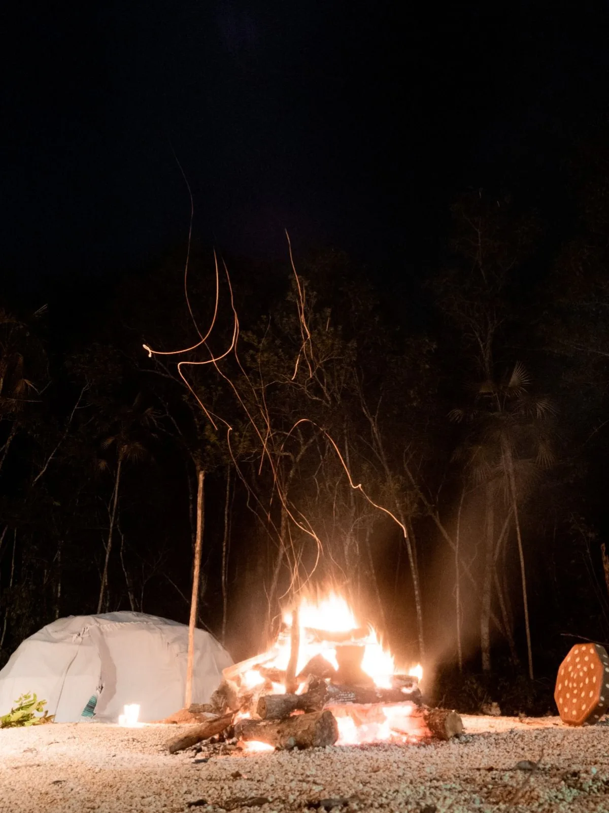 Fogata ceremonial de noche en la selva de Tulum