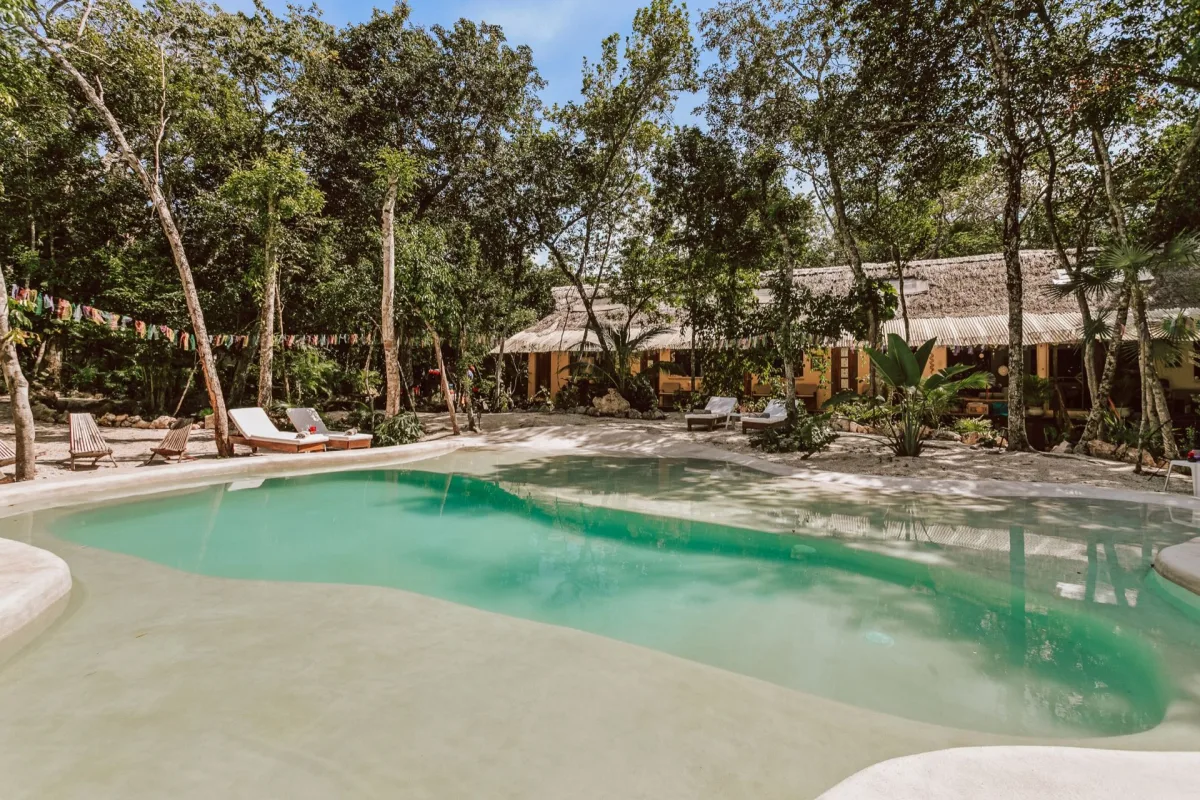 La alberca-cenote de Casa Arkaana rodeada por la selva