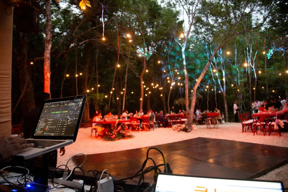 La pista de baile de madera bajo las luces de foquitos en Casa Arkaana